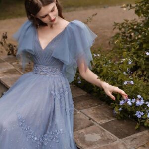 فستان طويل باللون الرمادي والأزرق